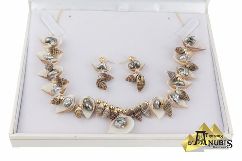 Ensemble de chaine, pendentif et de boucles d’oreilles