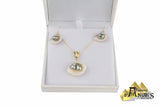 Ensemble de chaine, pendentif et de boucles d’oreilles