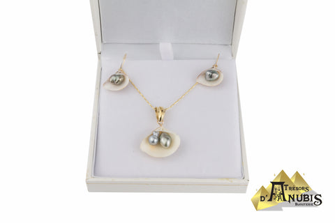 Ensemble de chaine, pendentif et de boucles d’oreilles